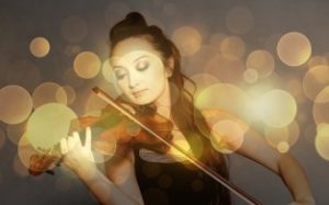 woman playing violin 
